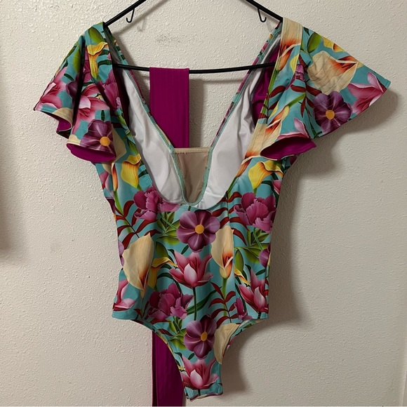 Deep V Ruffled swimsuit - Picture 4 of 8